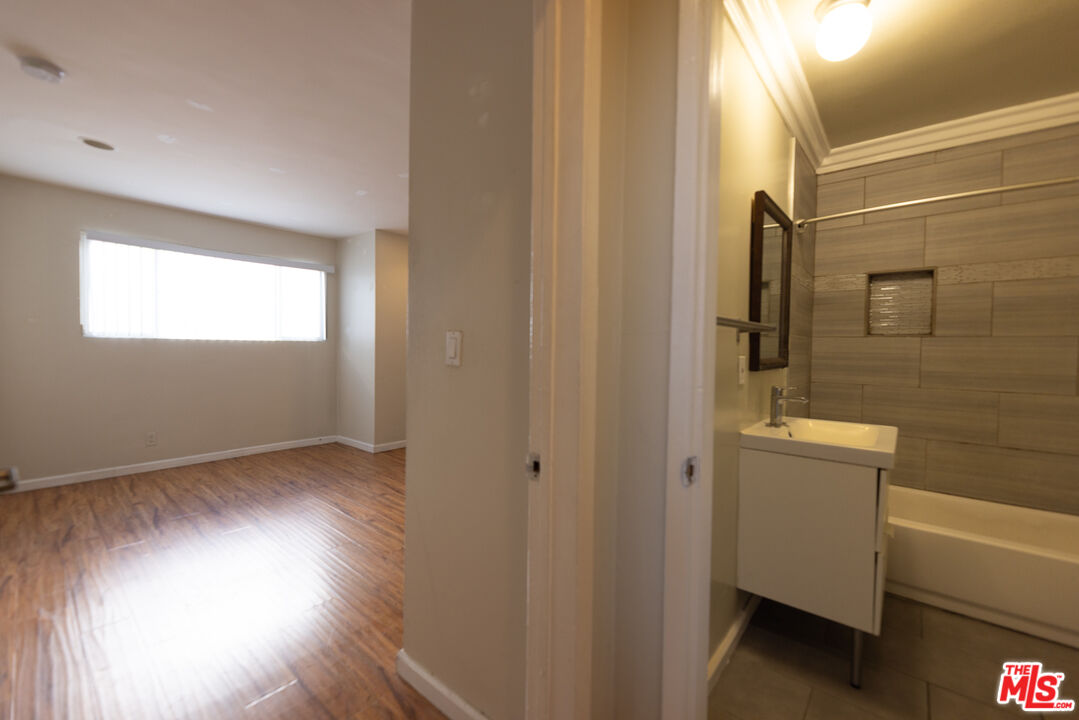 947 S Westmoreland Ave Unit: 207