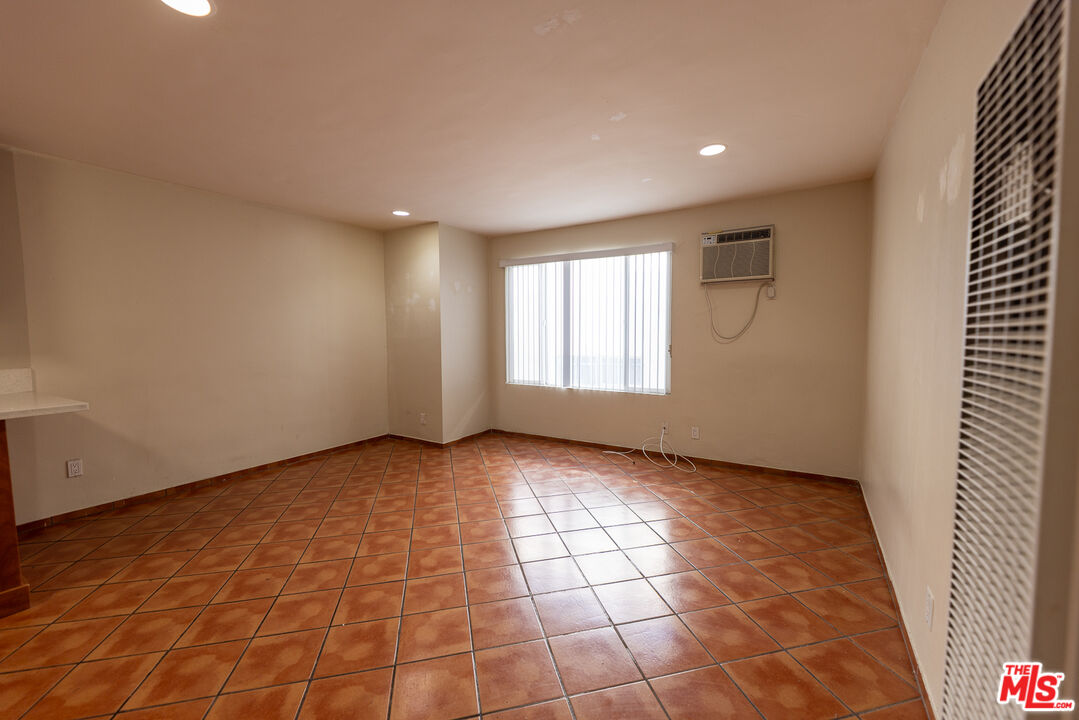 947 S Westmoreland Ave Unit: 207