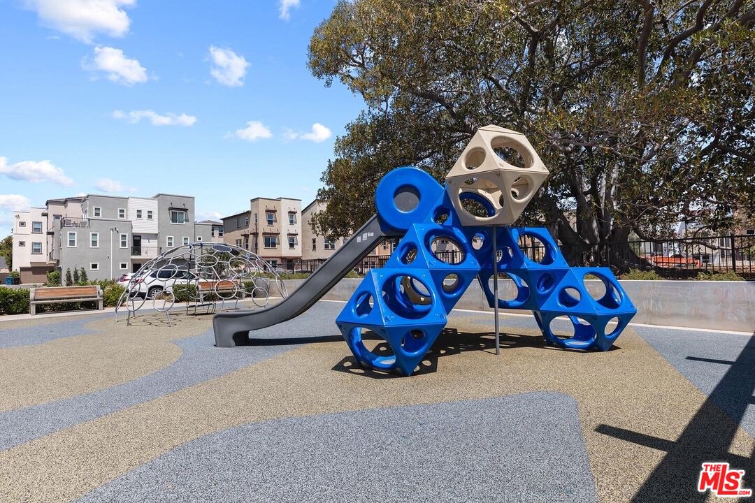 551 Daniel Freeman Cir