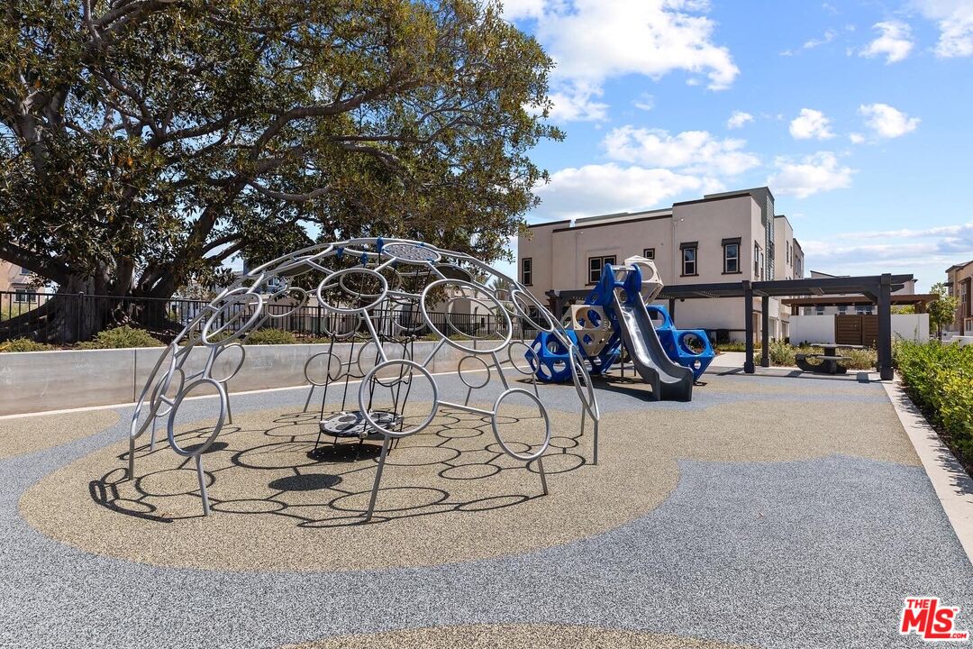 551 Daniel Freeman Cir