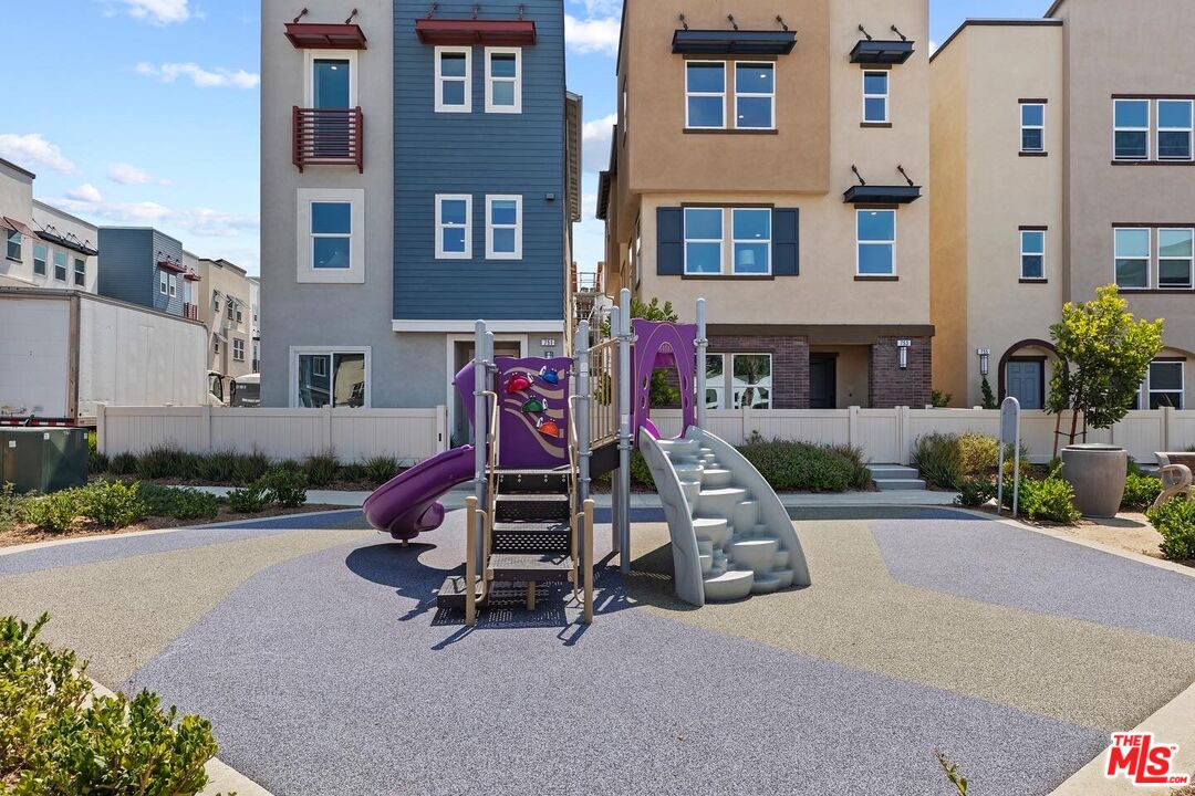 551 Daniel Freeman Cir