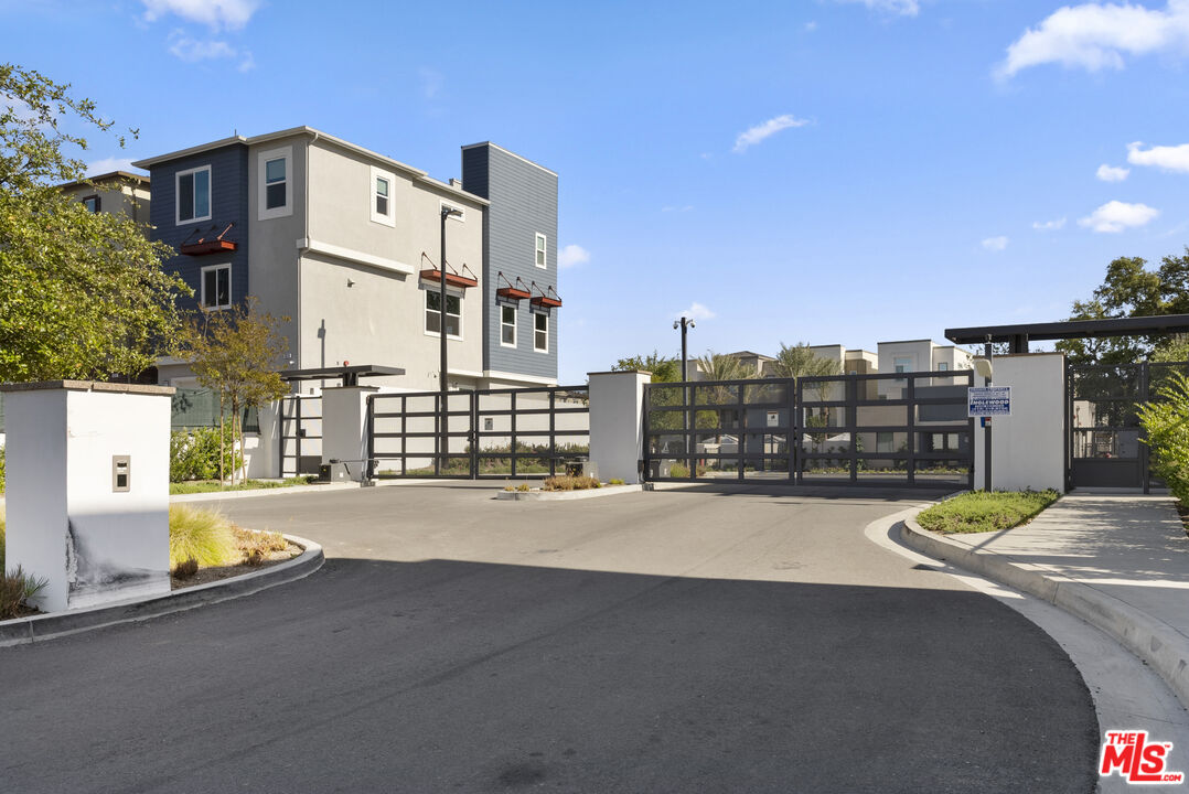 551 Daniel Freeman Cir