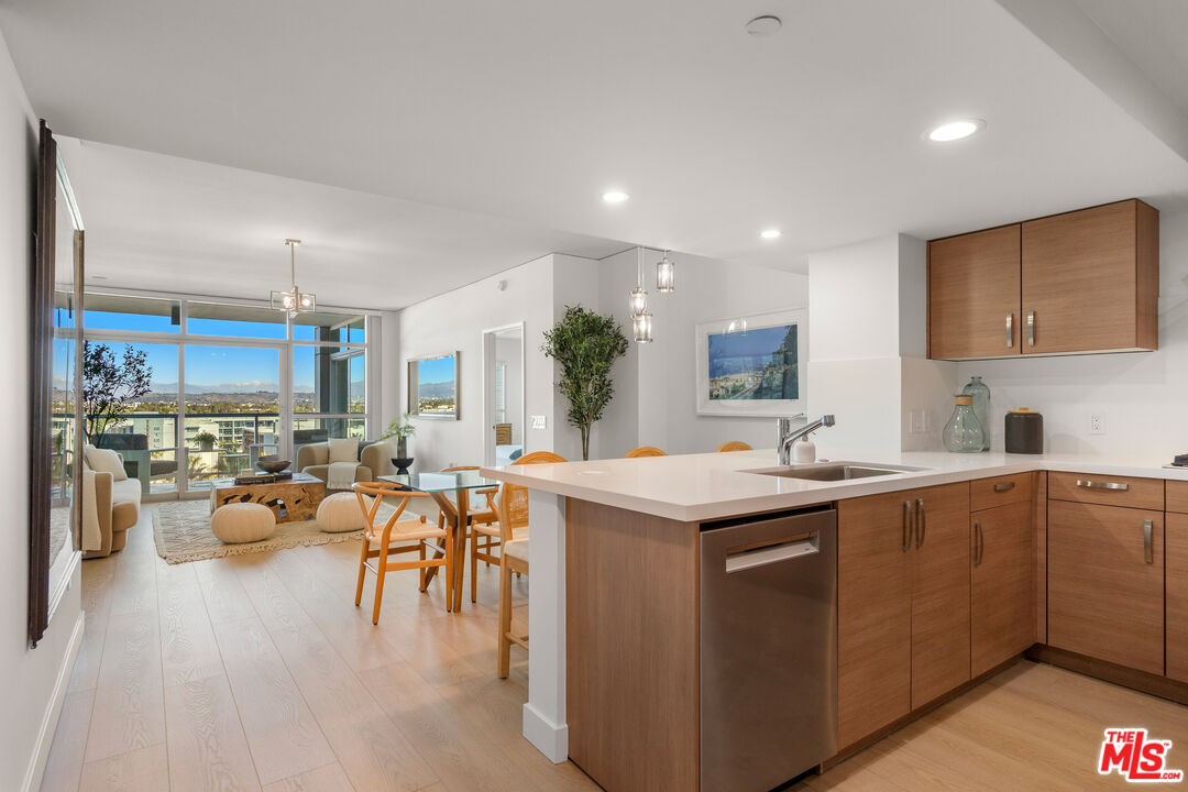 13650 Marina Pointe Dr Unit: 908