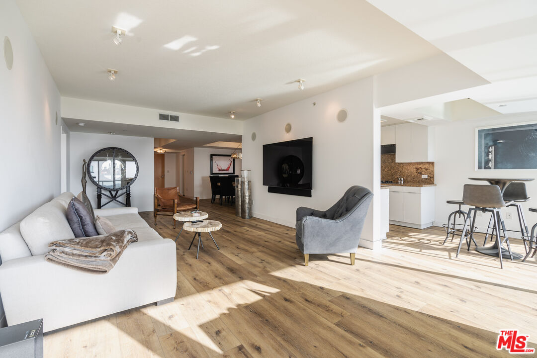 13600 Marina Pointe Dr Unit: 901