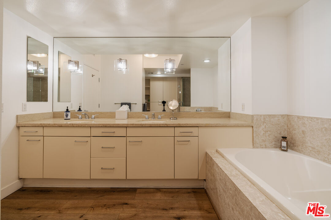 13600 Marina Pointe Dr Unit: 901