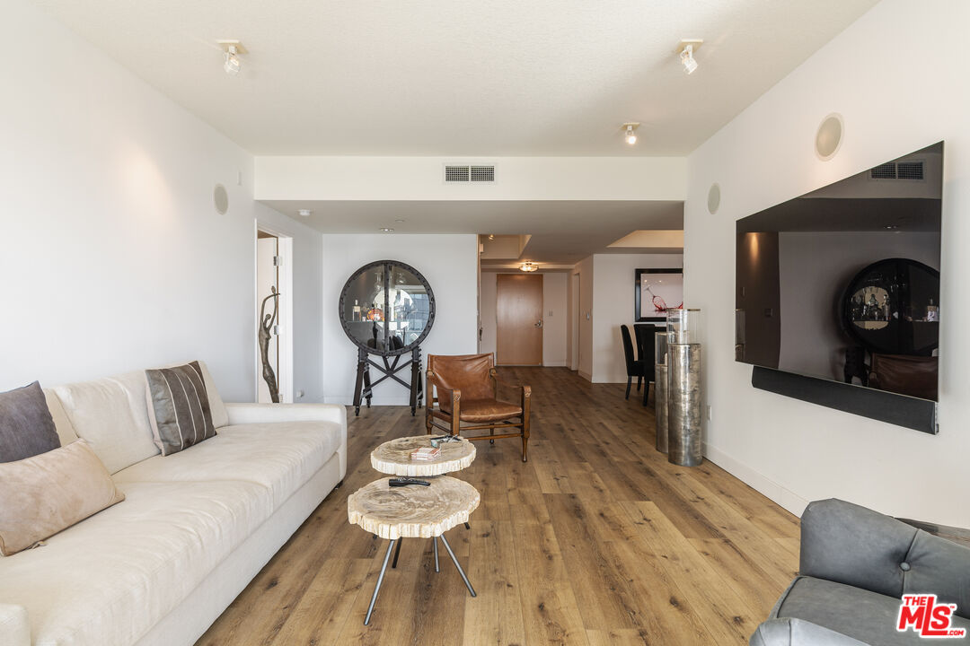 13600 Marina Pointe Dr Unit: 901