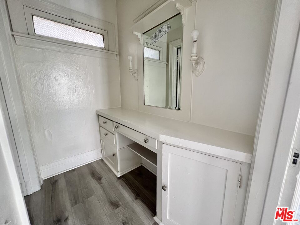 946 S Burlington Ave Unit: 201