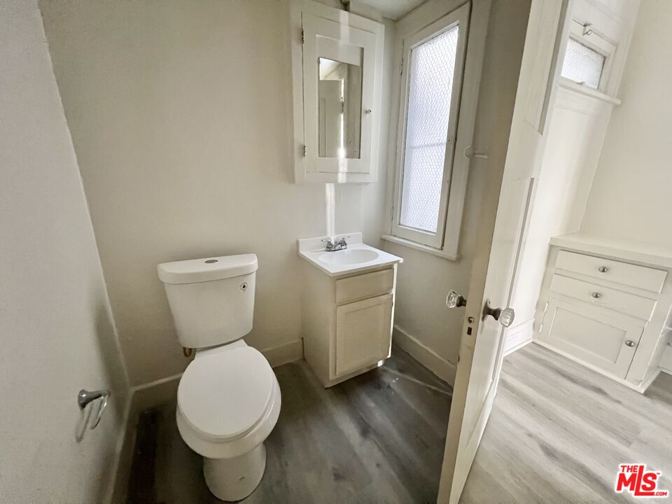 946 S Burlington Ave Unit: 201