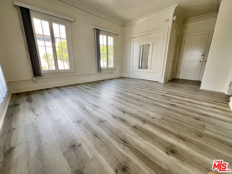 946 S Burlington Ave Unit: 201