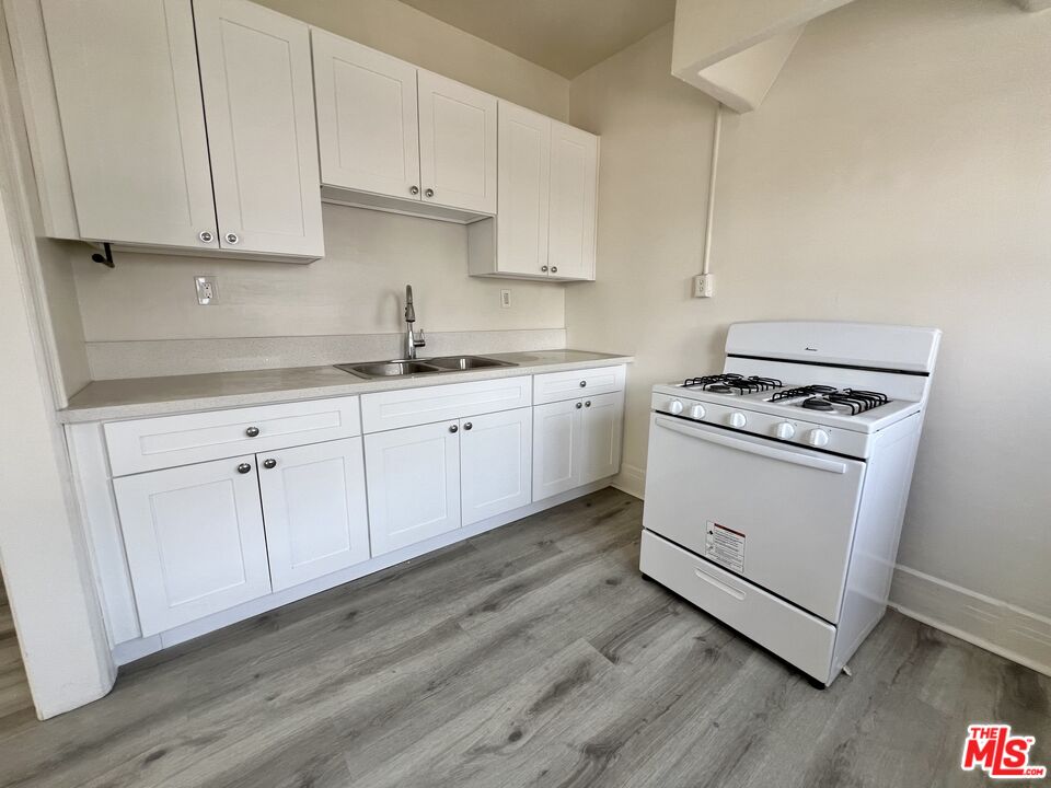 946 S Burlington Ave Unit: 201
