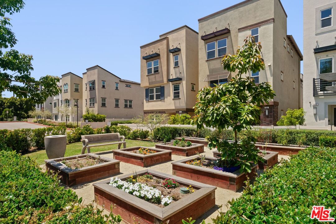 551 Daniel Freeman Cir