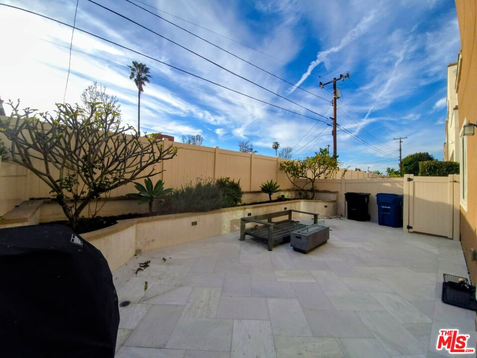 551 Daniel Freeman Cir