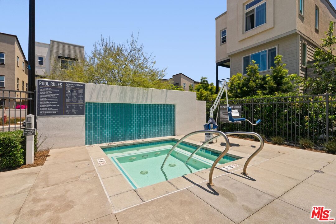 551 Daniel Freeman Cir