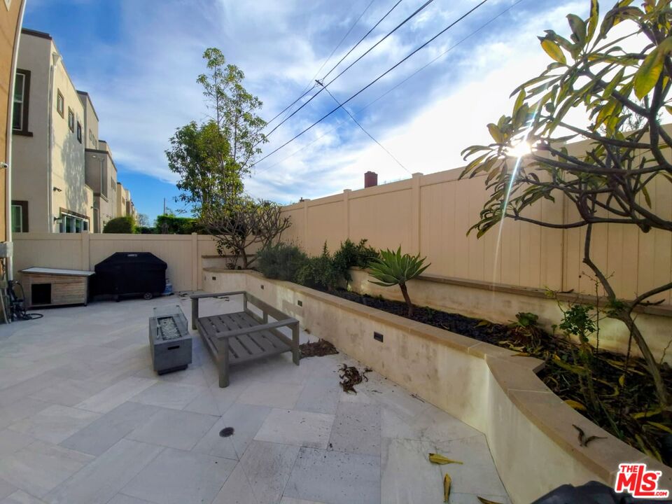 551 Daniel Freeman Cir