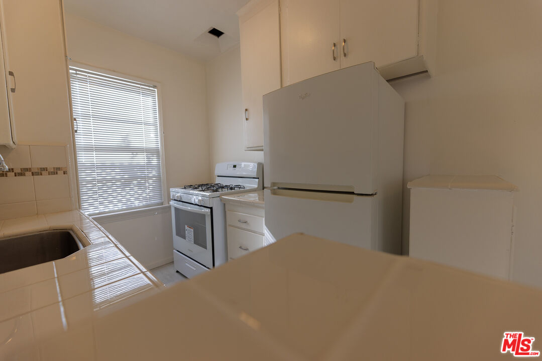 1940 S Robertson Blvd Unit: 9