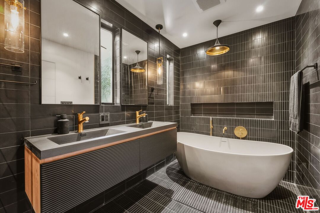 3601 Dixie Canyon Ave