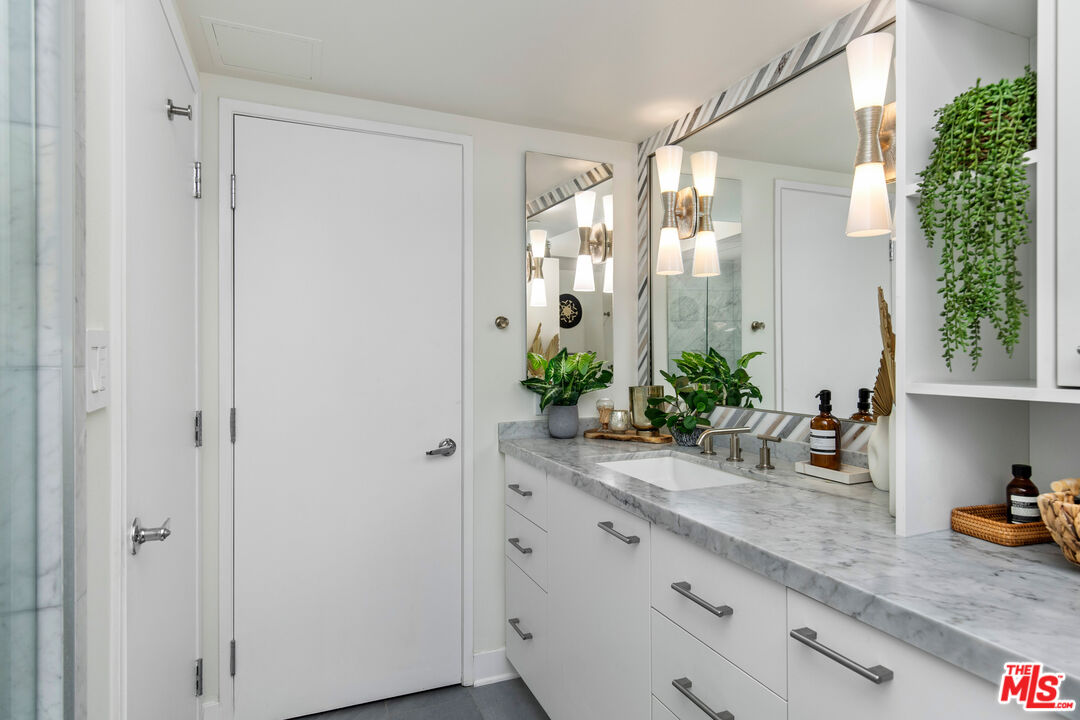 13600 MARINA POINTE DR Unit: 812