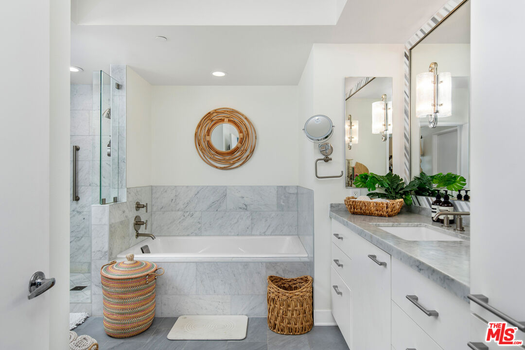 13600 MARINA POINTE DR Unit: 812