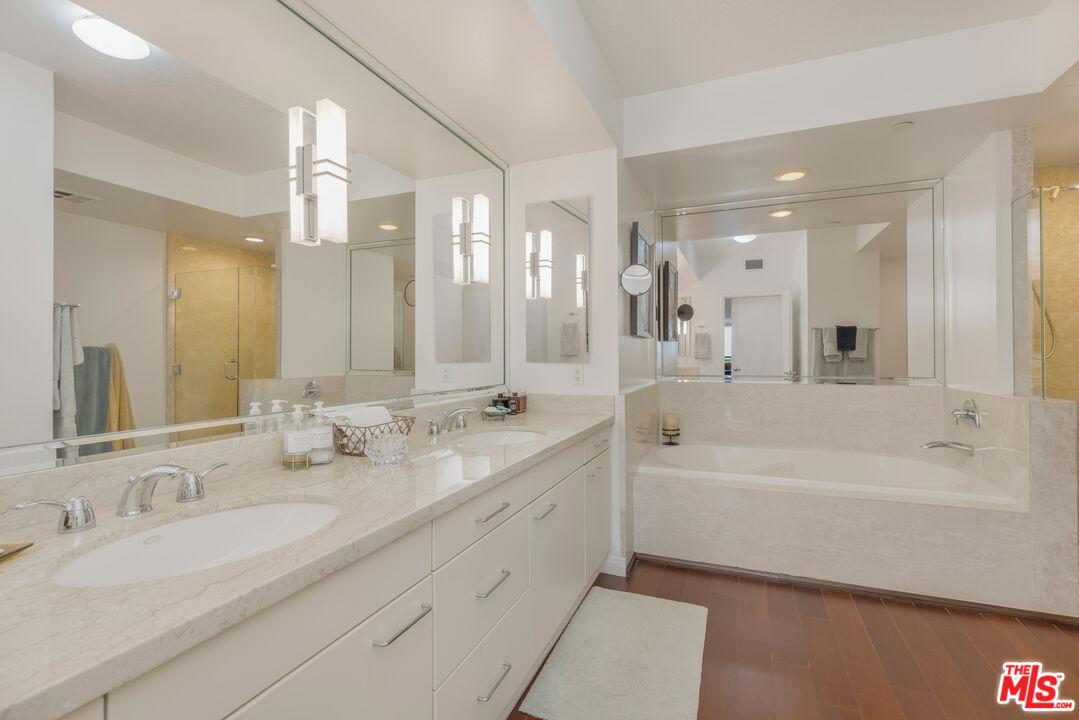 13600 Marina Pointe Dr Unit: 1704