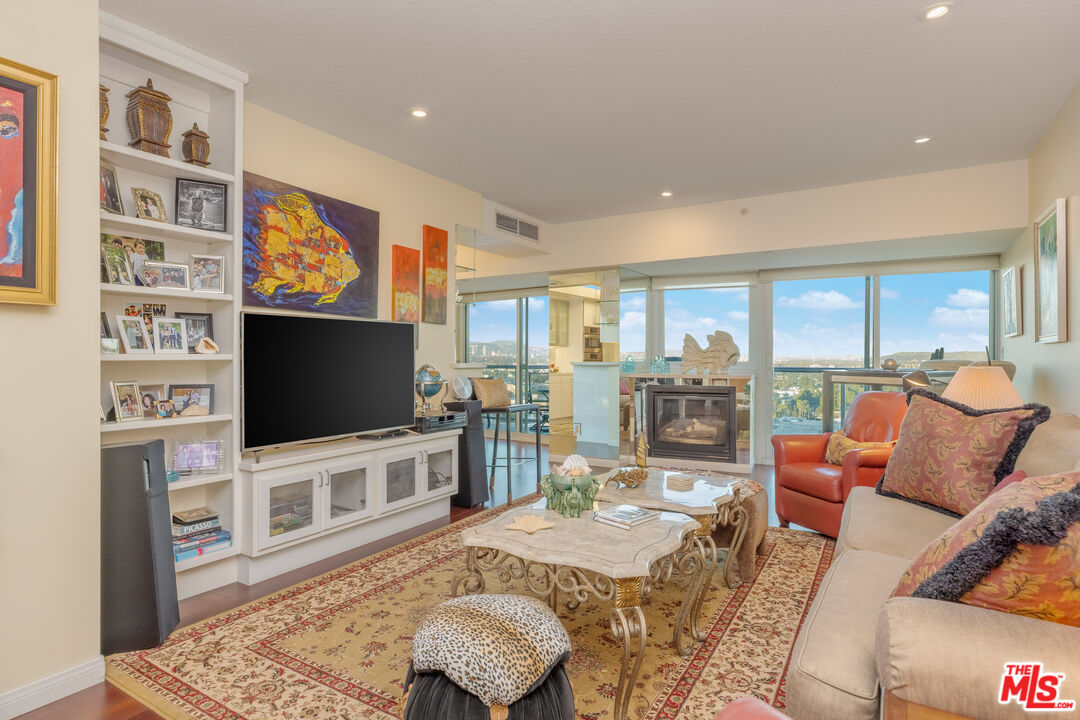 13600 Marina Pointe Dr Unit: 1704