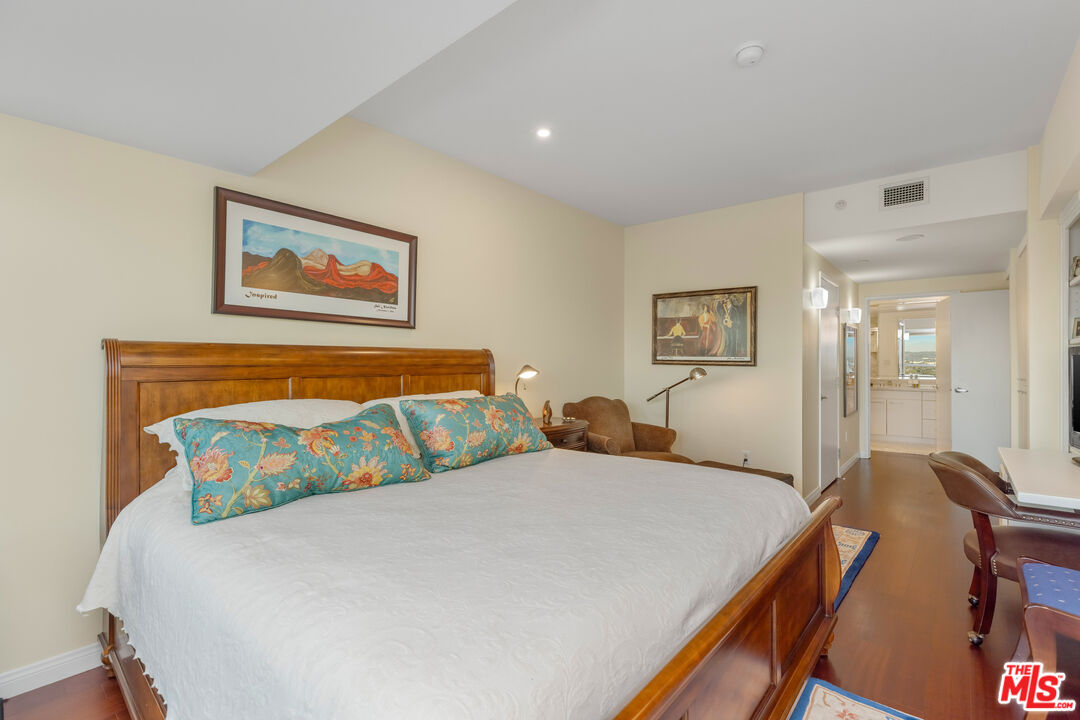 13600 Marina Pointe Dr Unit: 1704