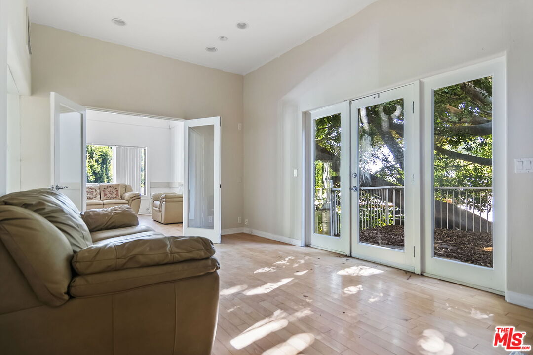 1478 Sunset Plaza Dr