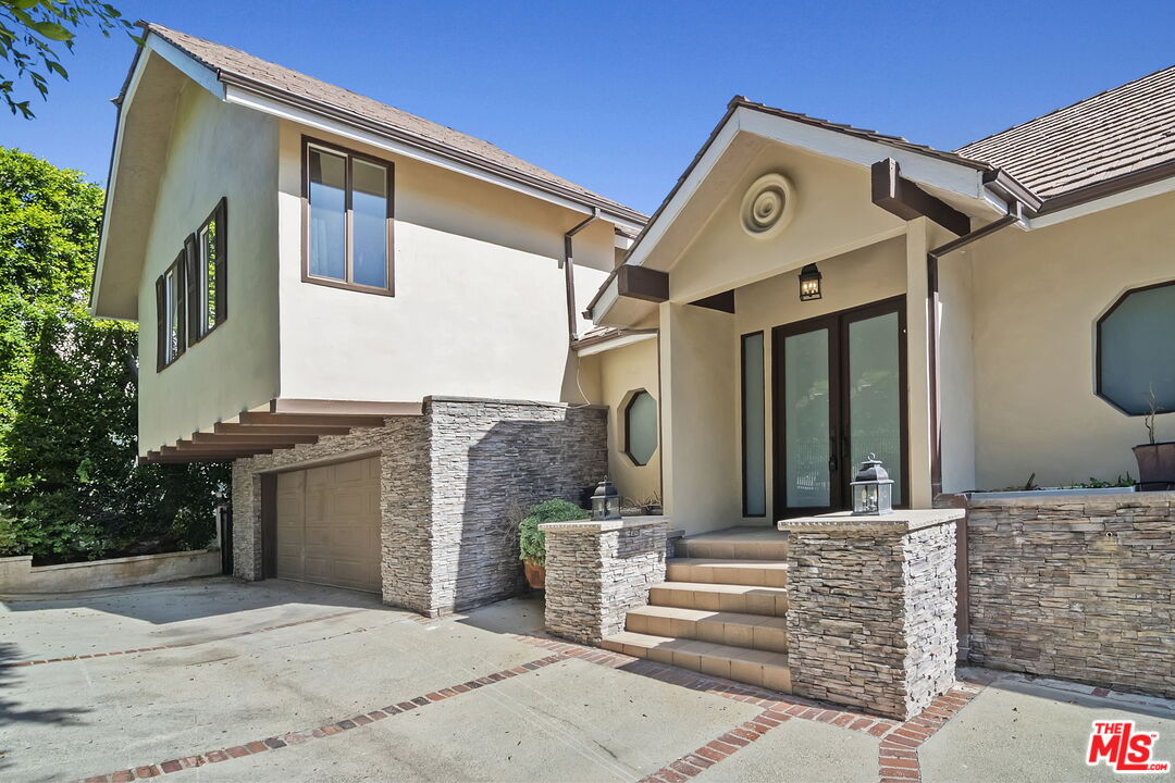 1478 Sunset Plaza Dr