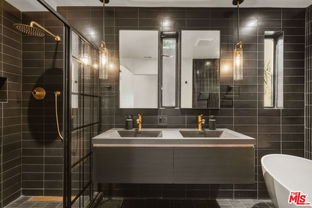 3601 Dixie Canyon Pl