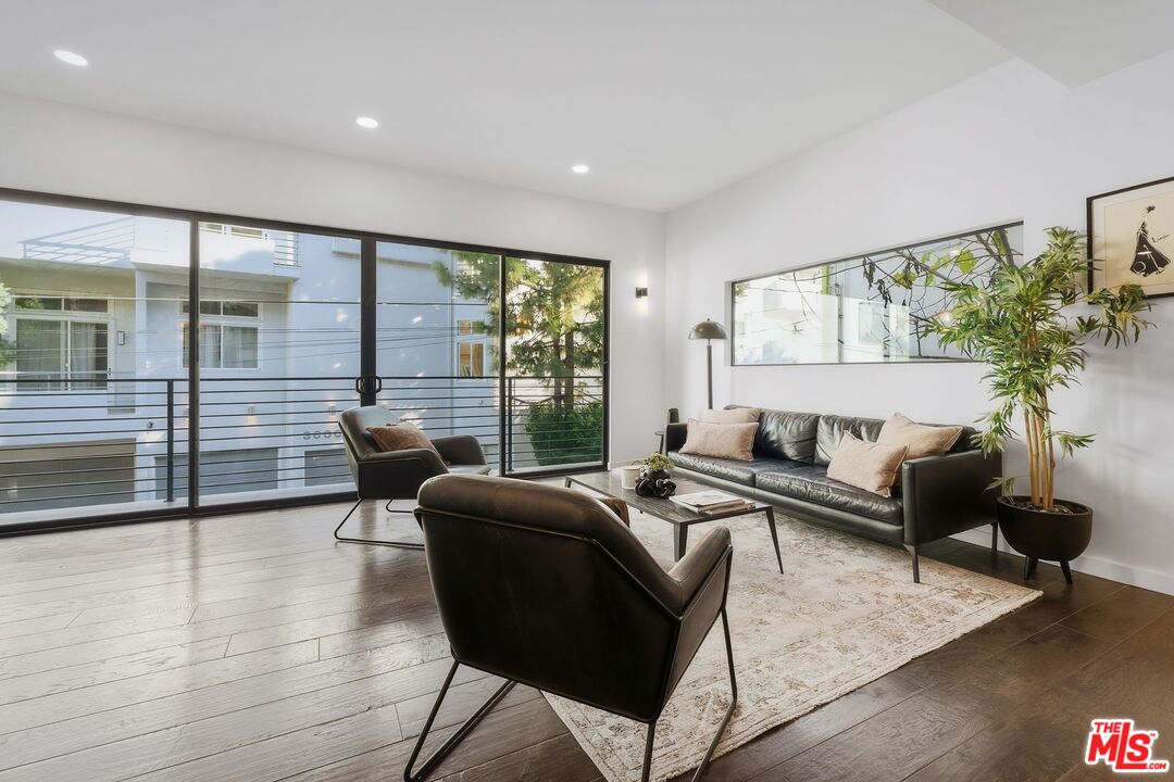 3601 Dixie Canyon Pl