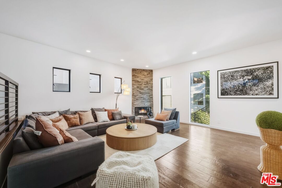 3601 Dixie Canyon Pl