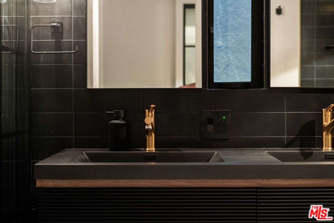 3601 Dixie Canyon Pl