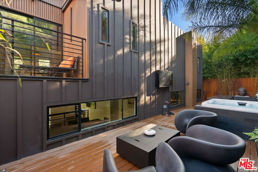 3601 Dixie Canyon Pl