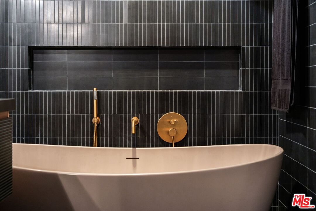 3601 Dixie Canyon Pl