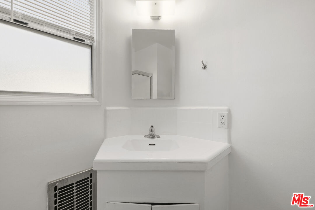 5324 Vantage Ave Unit: 4