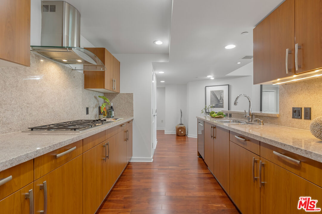 13650 Marina Pointe Dr Unit: 1206