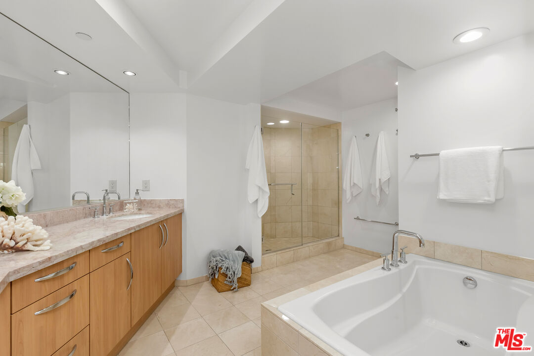 13650 Marina Pointe Dr Unit: 1206