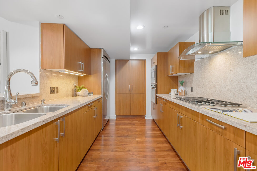 13650 Marina Pointe Dr Unit: 1206