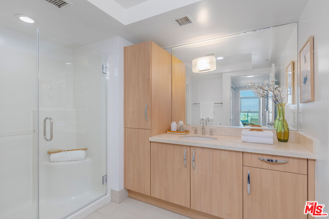 13650 Marina Pointe Dr Unit: 1206