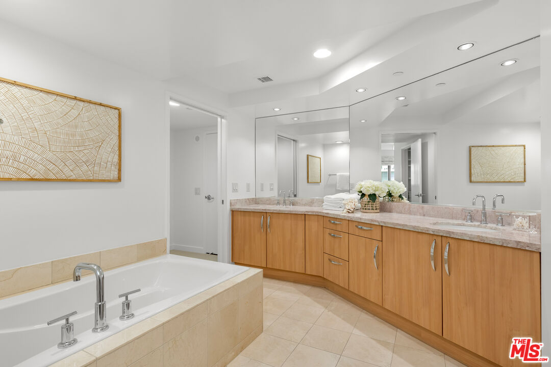 13650 Marina Pointe Dr Unit: 1206