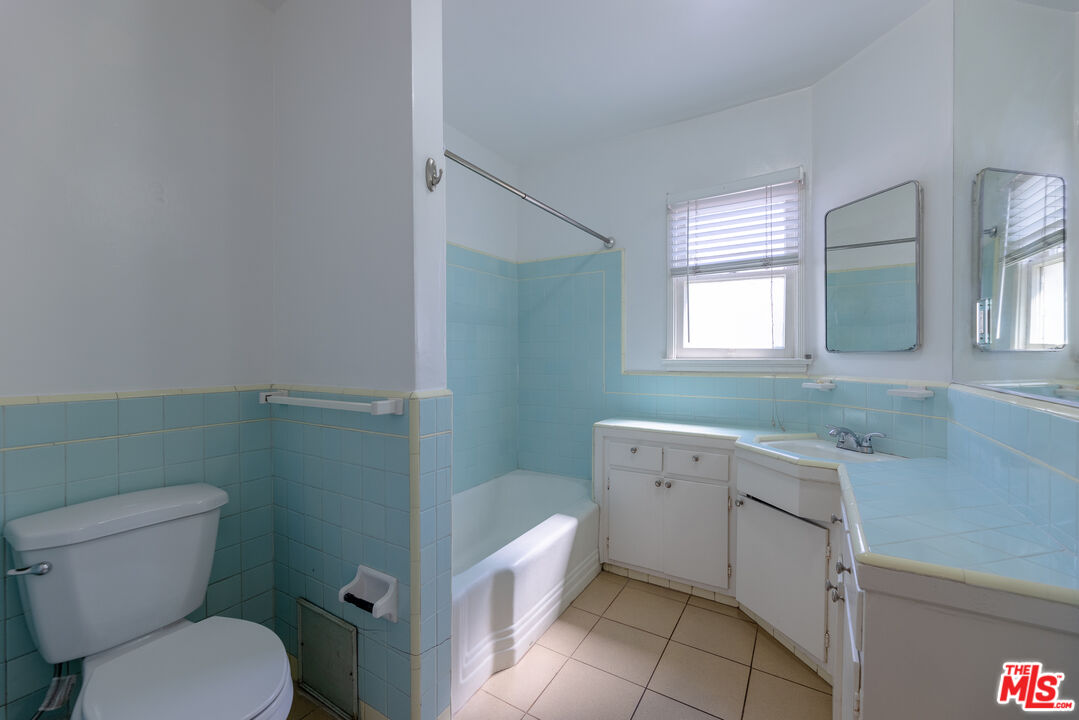 8537 Cashio St Unit: 8539 1/2