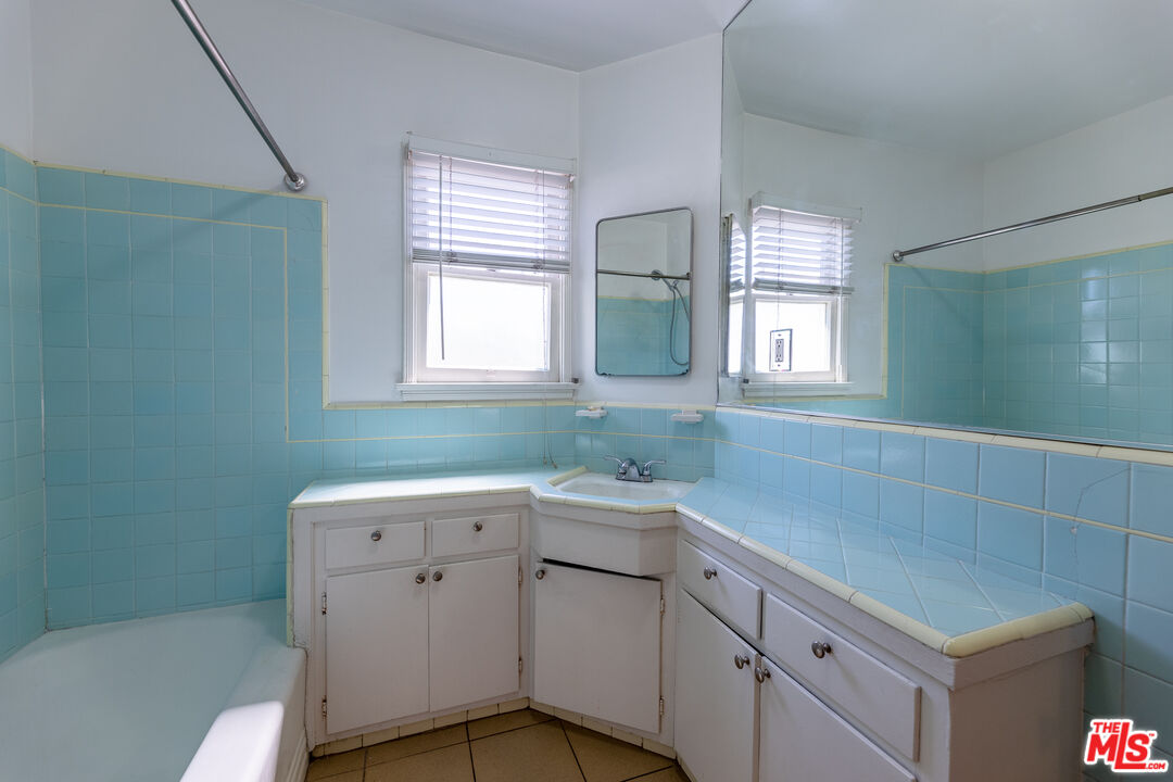 8537 Cashio St Unit: 8539 1/2