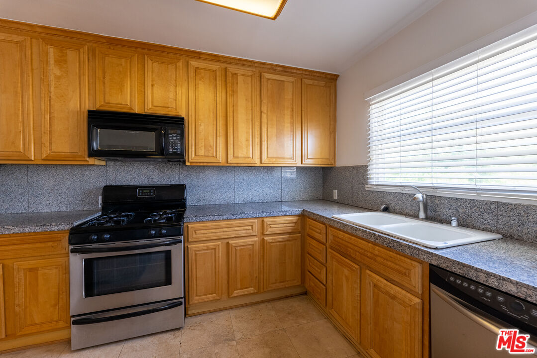 8537 Cashio St Unit: 8539 1/2