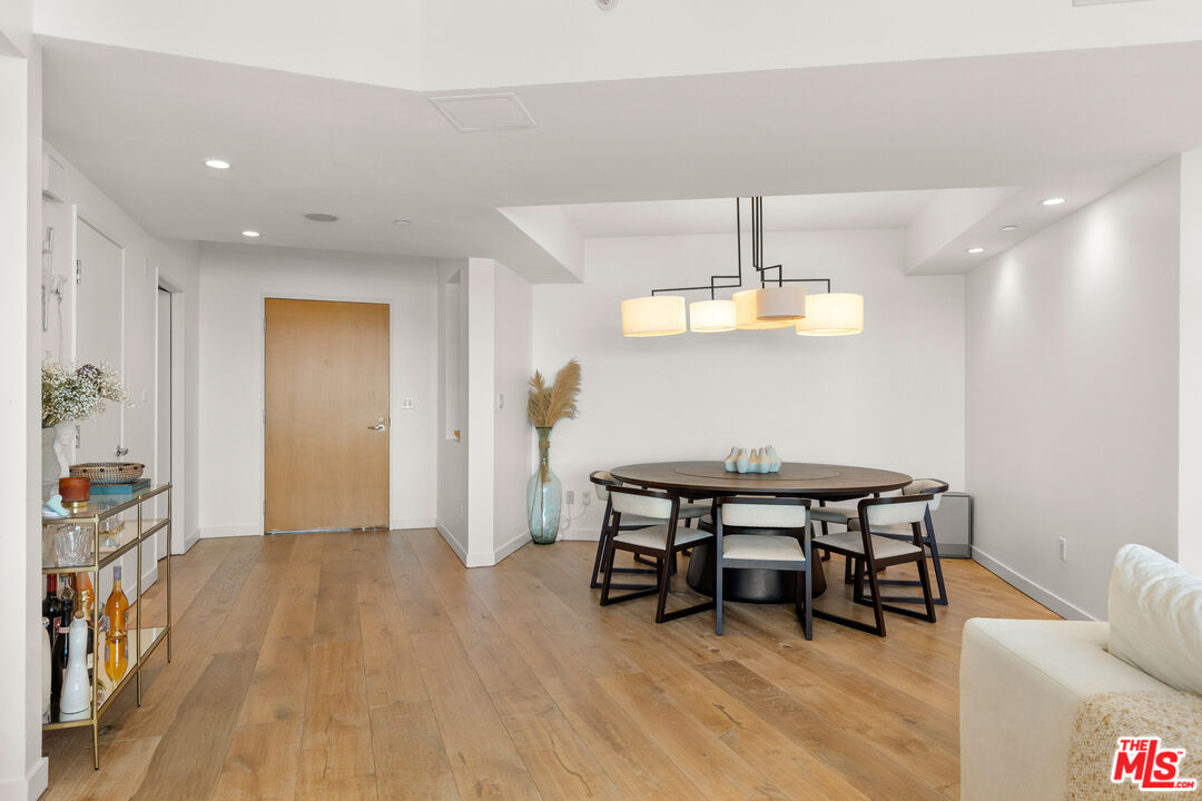 13600 Marina Pointe Dr Unit: 1906