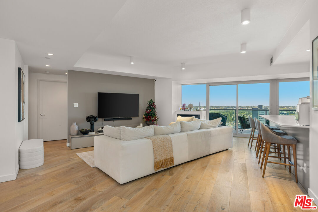 13600 Marina Pointe Dr Unit: 1906