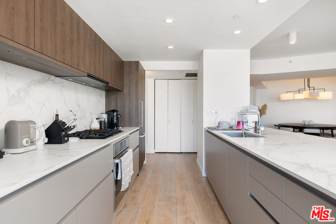 13600 Marina Pointe Dr Unit: 1906