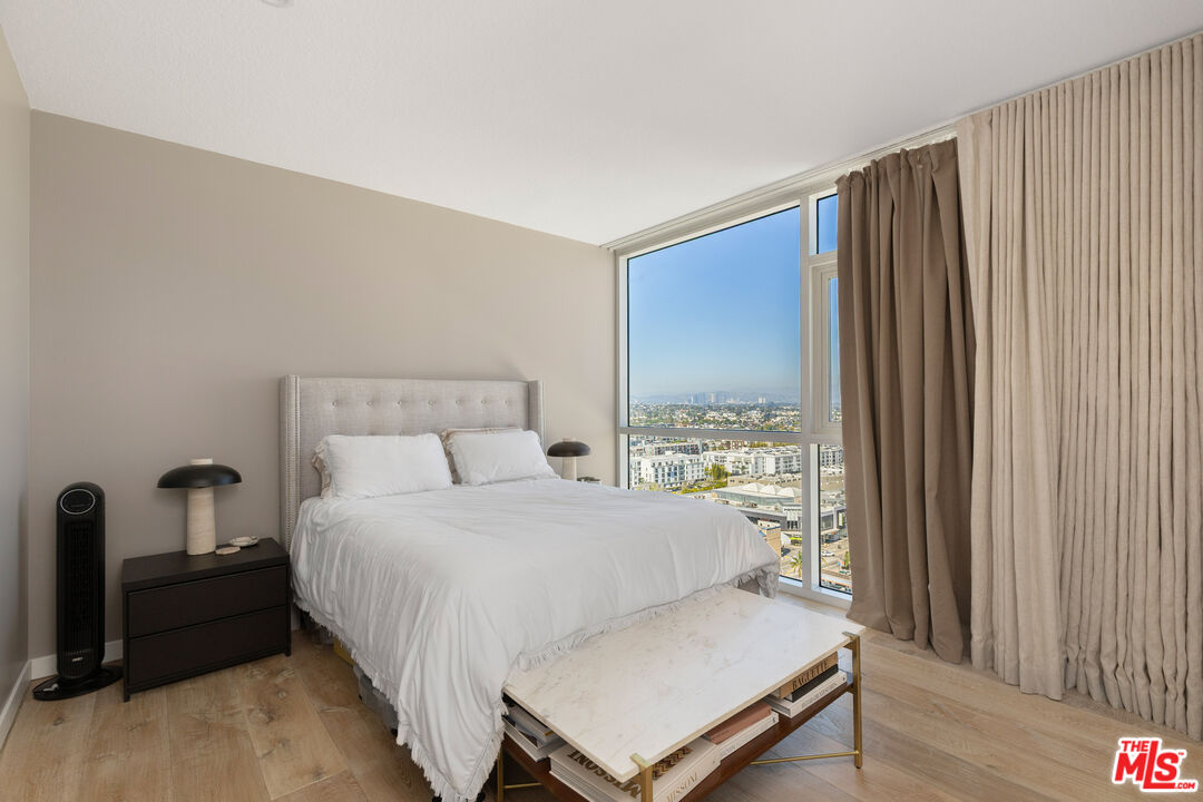 13600 Marina Pointe Dr Unit: 1906