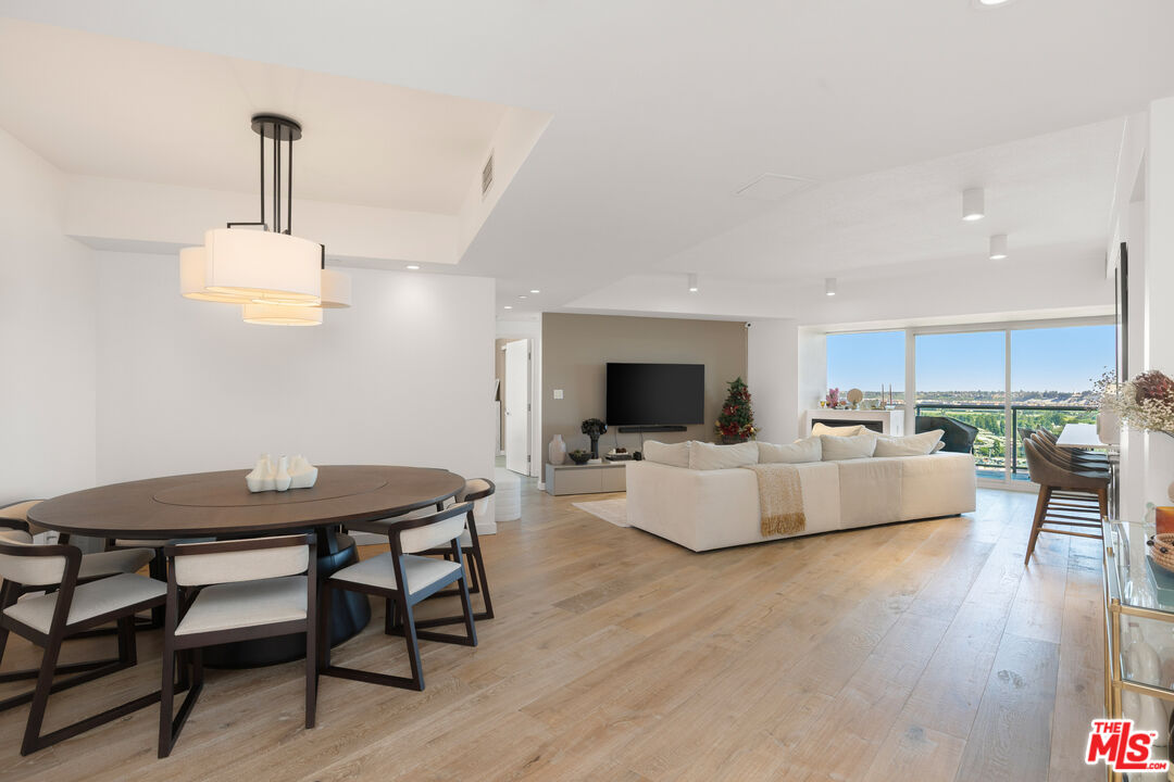 13600 Marina Pointe Dr Unit: 1906