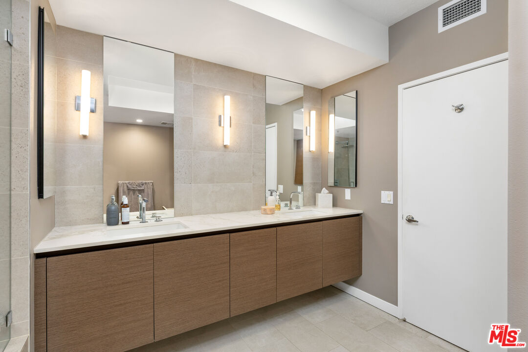 13600 Marina Pointe Dr Unit: 1906