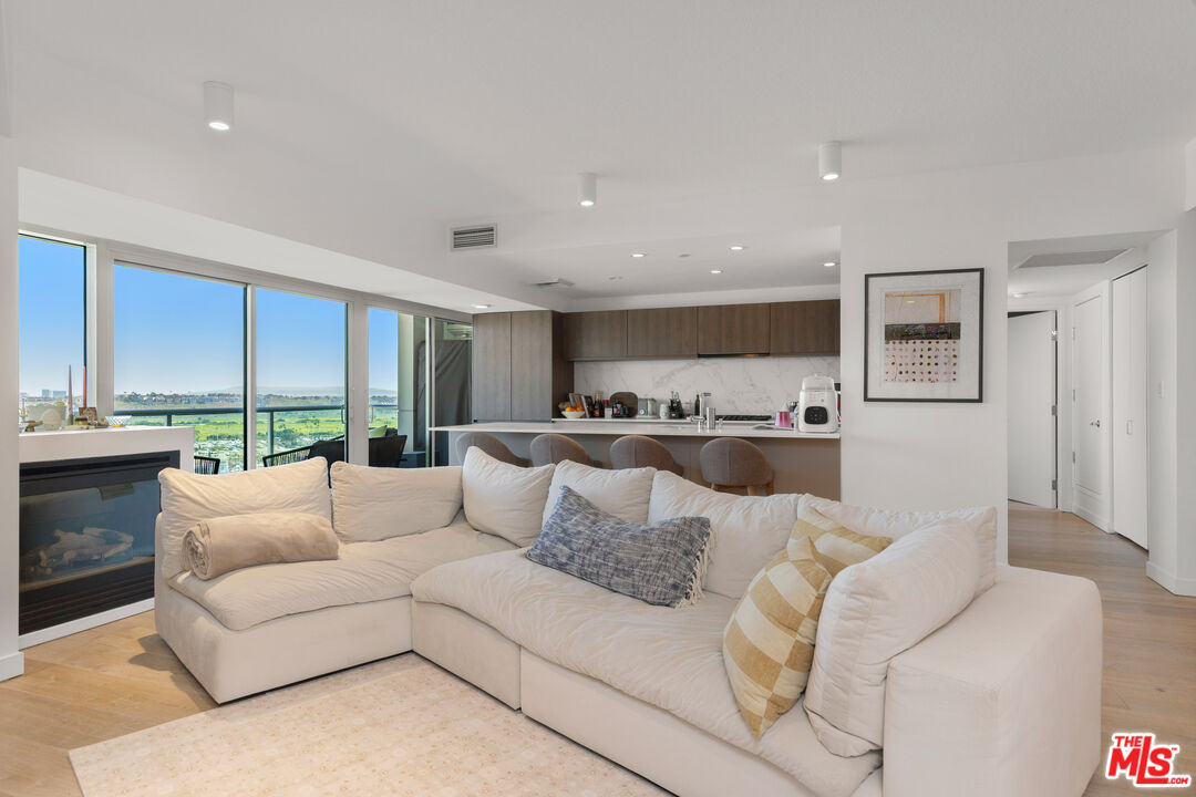 13600 Marina Pointe Dr Unit: 1906