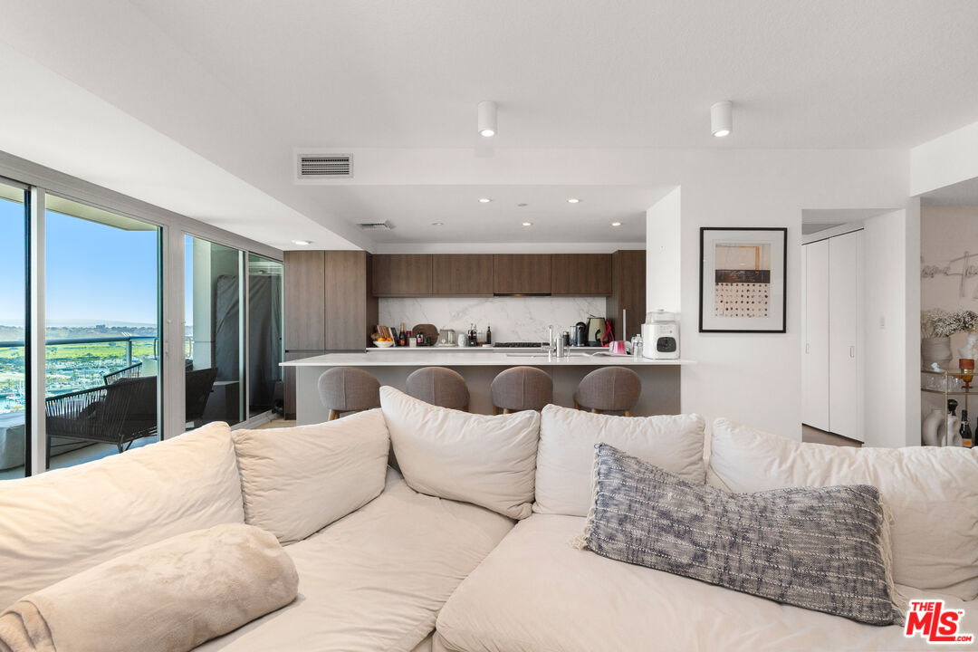 13600 Marina Pointe Dr Unit: 1906